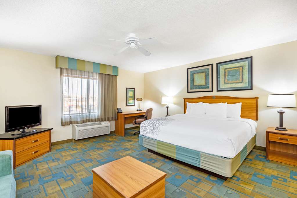 La Quinta Inn & Suites by Wyndham El Paso East - photo 20