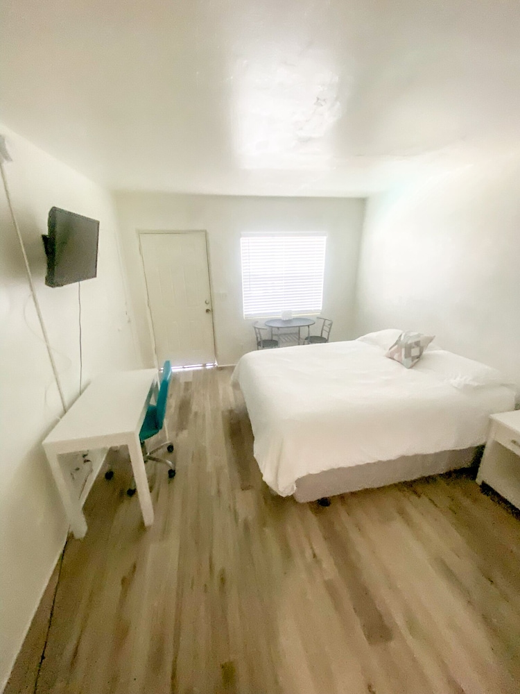Uptown Inn & Suites - photo 8