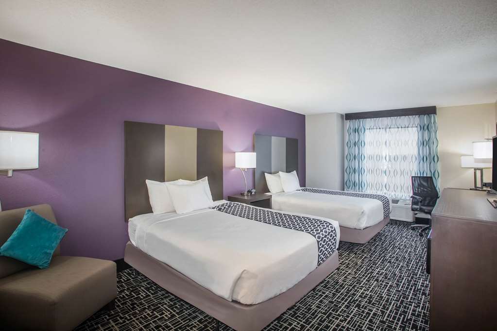 La Quinta Inn & Suites by Wyndham Pontoon Beach - photo 29