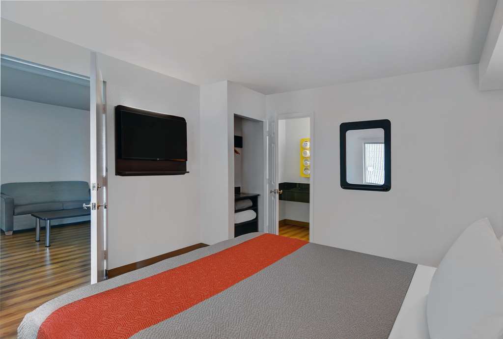 Motel 6 Cutler Bay FL - photo 9