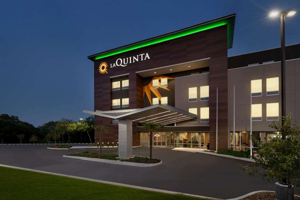 La Quinta Inn & Suites by Wyndham San Antonio Seaworld LAFB - photo 2