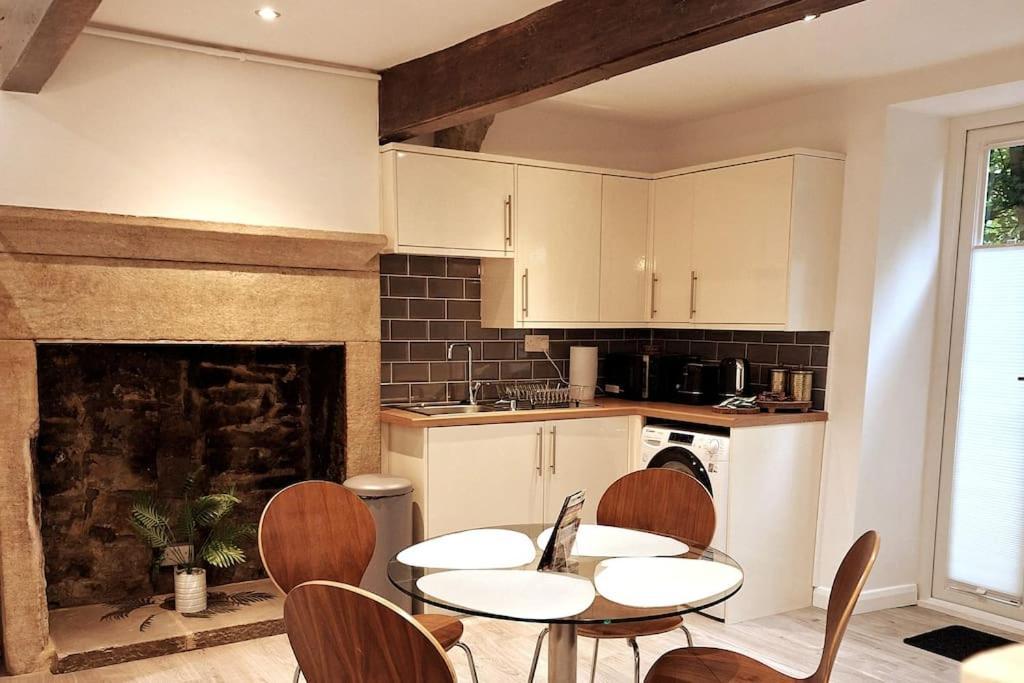 Two bedroom Cottage Sandstone Garden Patio Free Parking Pets Welcome — 4-Star Luxury Hotel in Keighley, United Kingdom