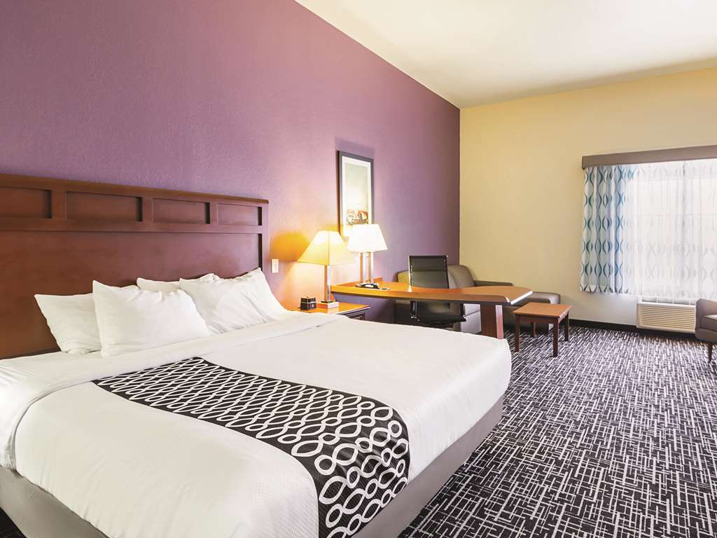La Quinta Inn & Suites by Wyndham Bowling Green - photo 24
