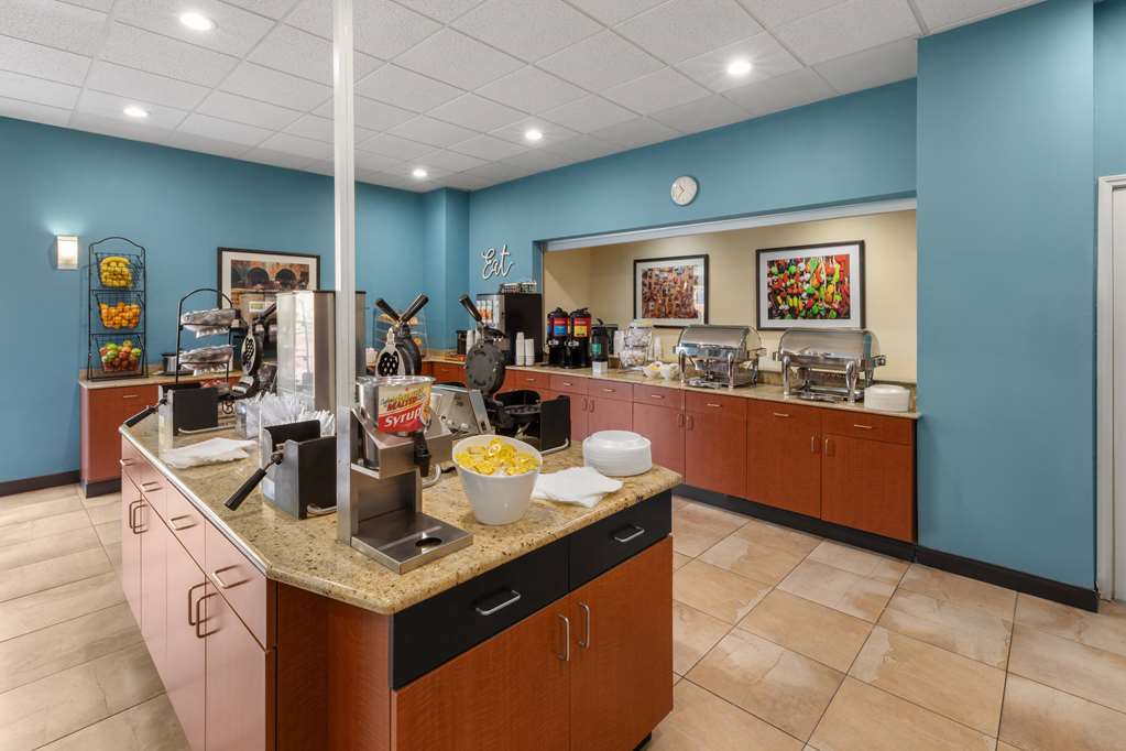 La Quinta Inn & Suites by Wyndham San Antonio Medical Ctr NW - photo 17