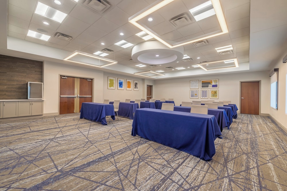 Holiday Inn Express and Suites Kansas City Airport by IHG - photo 49