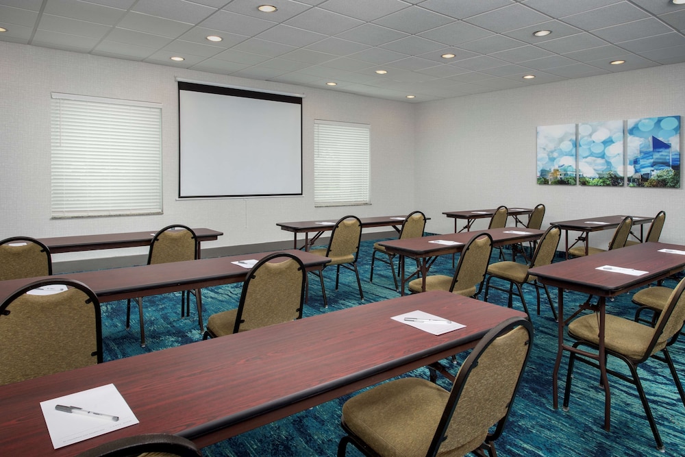 Hampton Inn & Suites Holly Springs - photo 36