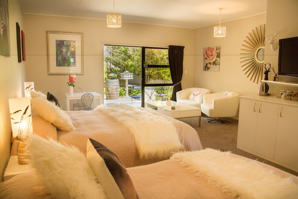 Swan House — 4-Star Luxury Hotel in Waipawa, New Zealand