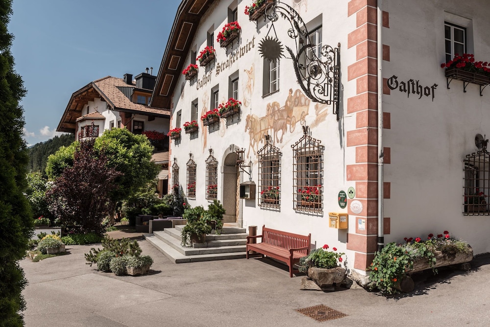 Hotel Strasserwirt Ansitz Zu Tirol — Strassen