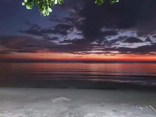 Bella's Beach Resort 2 bedroom Cottage 1 large bedroom with aircon and 1 small maids type room with fan — hotel in Bauang