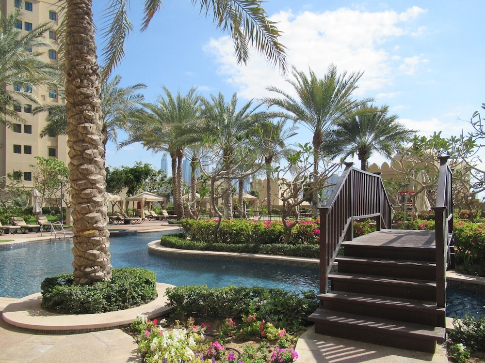 Deluxe 1BR in Fairmont South W Huge Balcony & Beach Club Membership — 5-Star Luxury Hotel in Dubai, United Arab Emirates