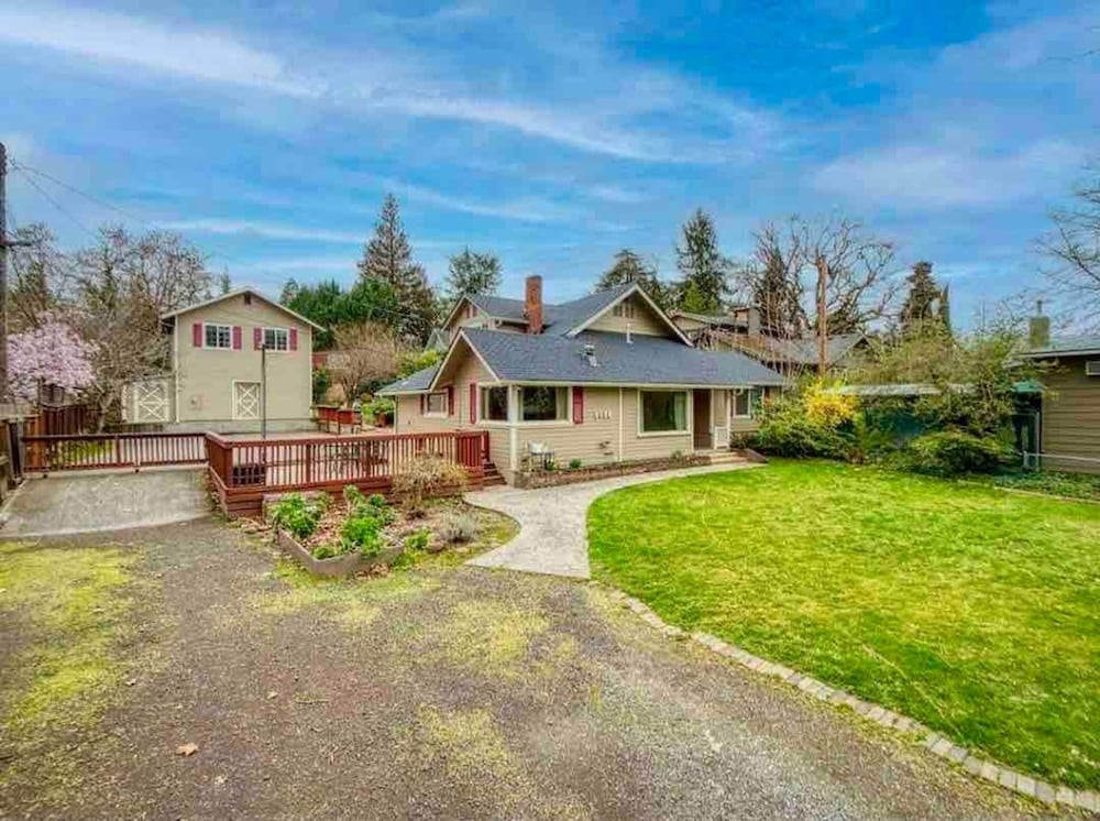 Medford Home And 2 Condos With Pool — 4-Star Luxury Hotel in Medford, United States