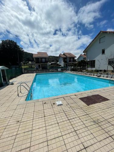 Chalet en urbanizaciA3n con piscina — 4-Star Luxury Hotel in Argonos, Spain