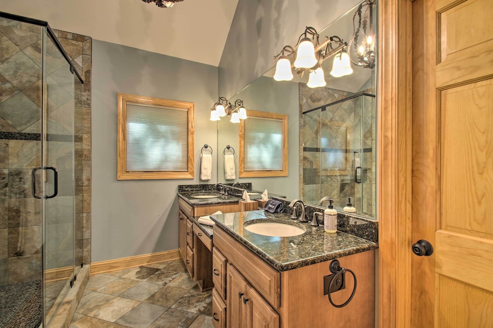 Luxe Wintergreen Resort Escape with Hot Tub — hotel in Roseland