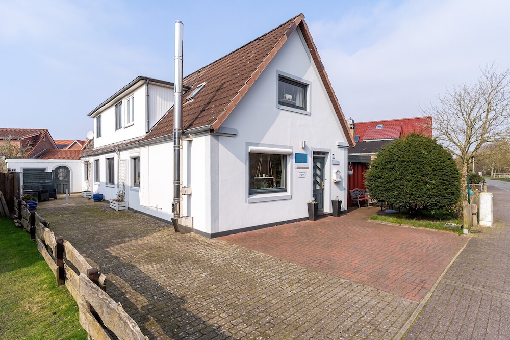 Haus Laffina Büsum Komfortable Ferienwohnung — 4-Star Luxury Hotel in Busum, Germany