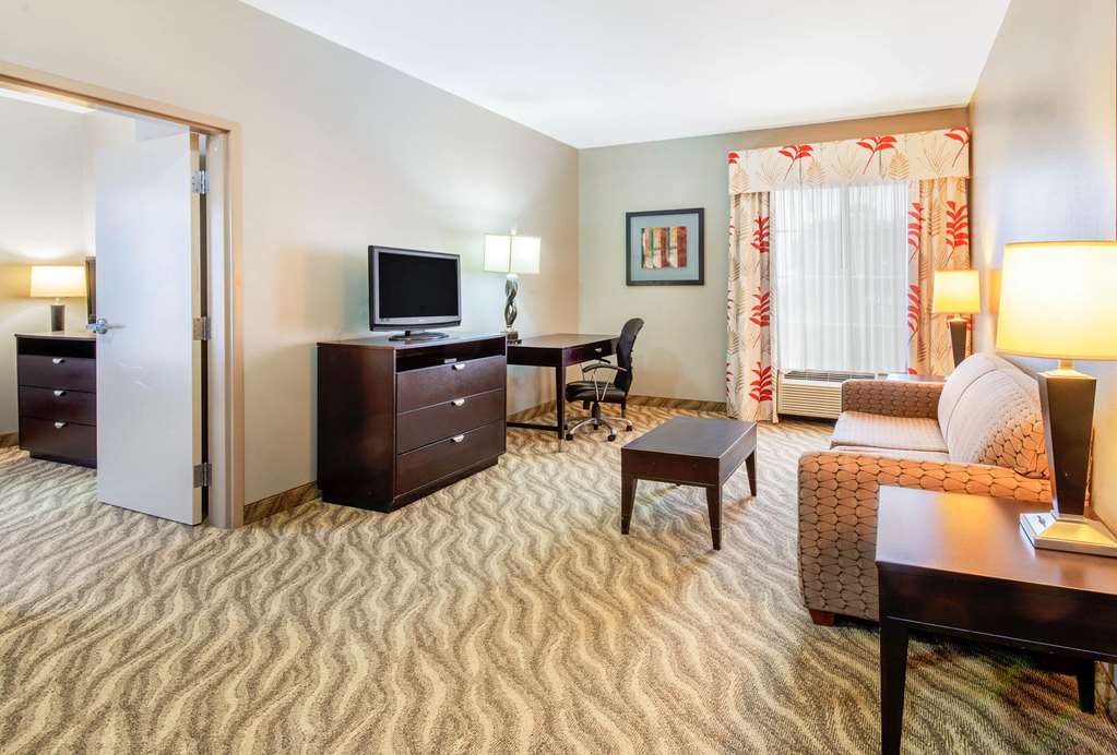 La Quinta Inn & Suites by Wyndham Glen Rose - photo 44