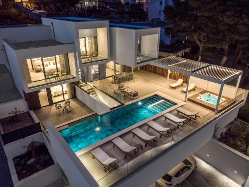 Villa Bava with 4 En suite Bedrooms Heated 33 sqm Pool — 4-Star Luxury Hotel in Omis, Croatia