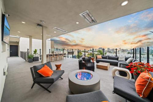 Stylish Top Floor Gem with King Bed & City Ocean Views — 4-Star Luxury Hotel in San Diego, United States