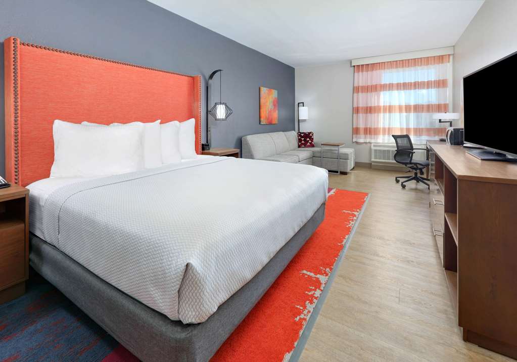 La Quinta Inn & Suites by Wyndham Lakeway - photo 16