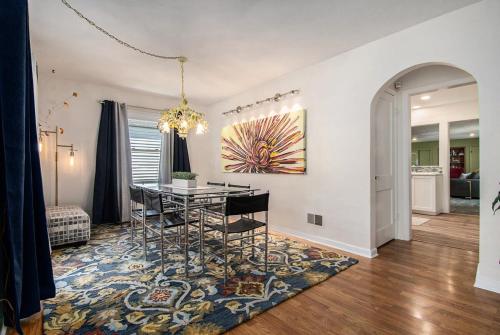 Bright Stylish 4br Spot Close To Downtown Fun — Omaha