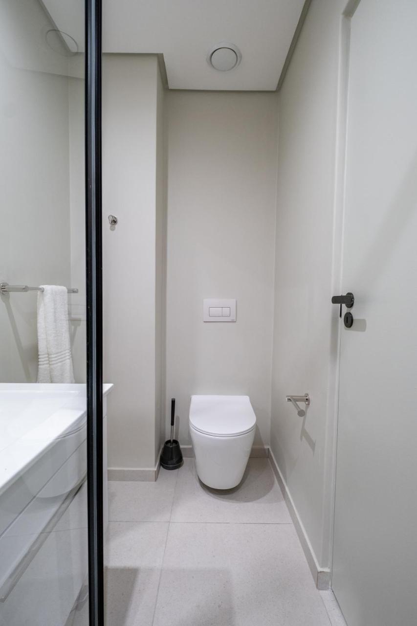The Rose708: Top Floor Modern City Apartment