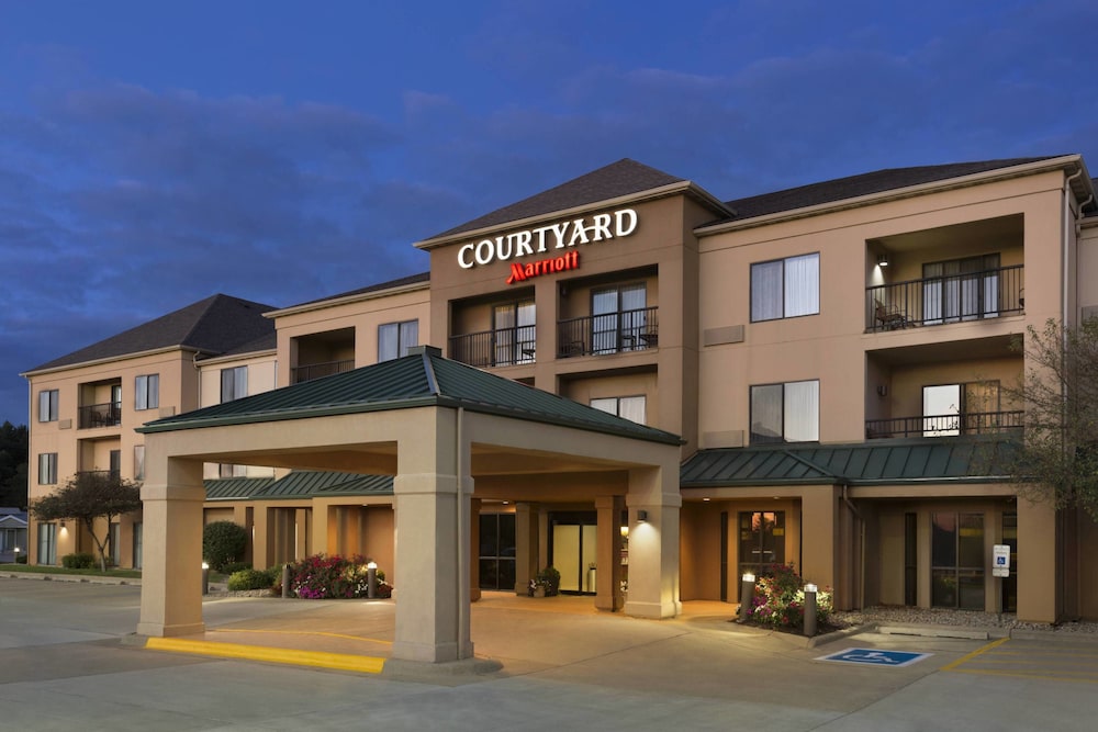 Courtyard Bloomington Normal - carbon neutral hotel in Normal