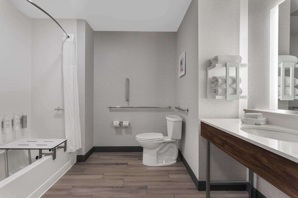 Hampton Inn & Suites Lincoln Northeast I 80 - photo 17