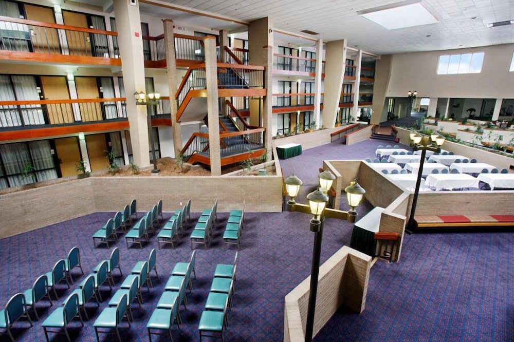 Salina Ambassador Hotel and Conference Center - photo 25