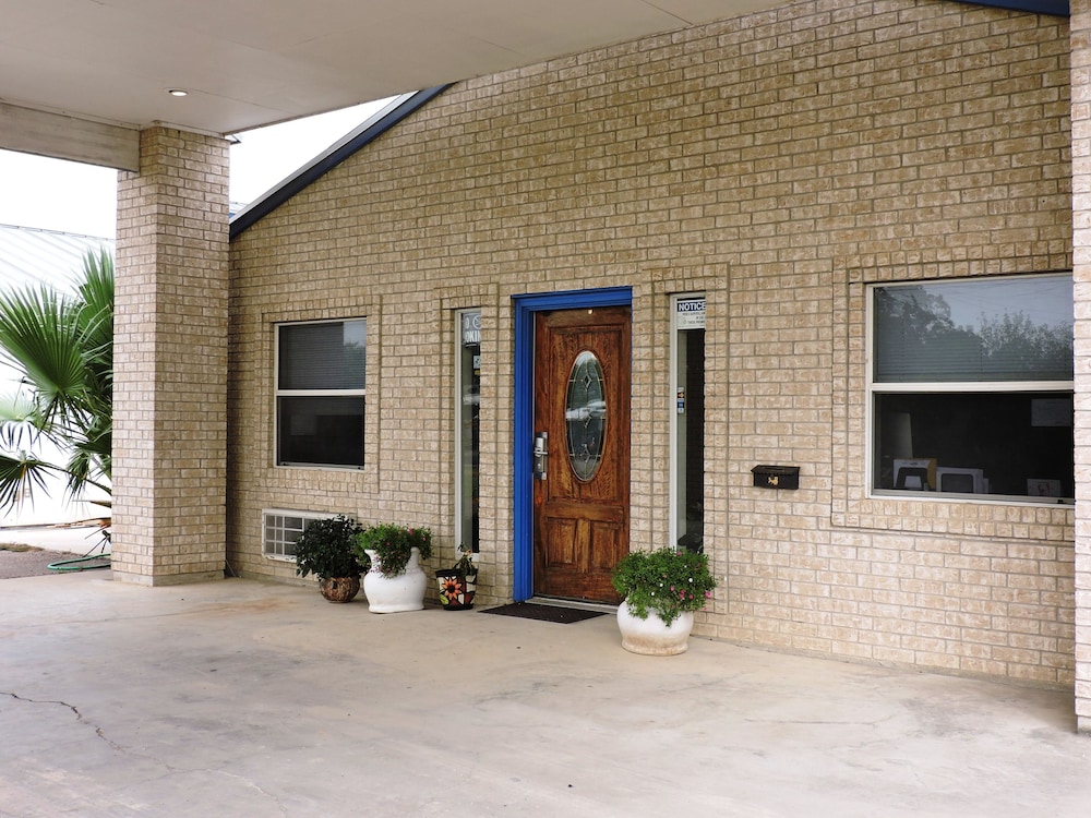 Riata Inn Crystal City - photo 17