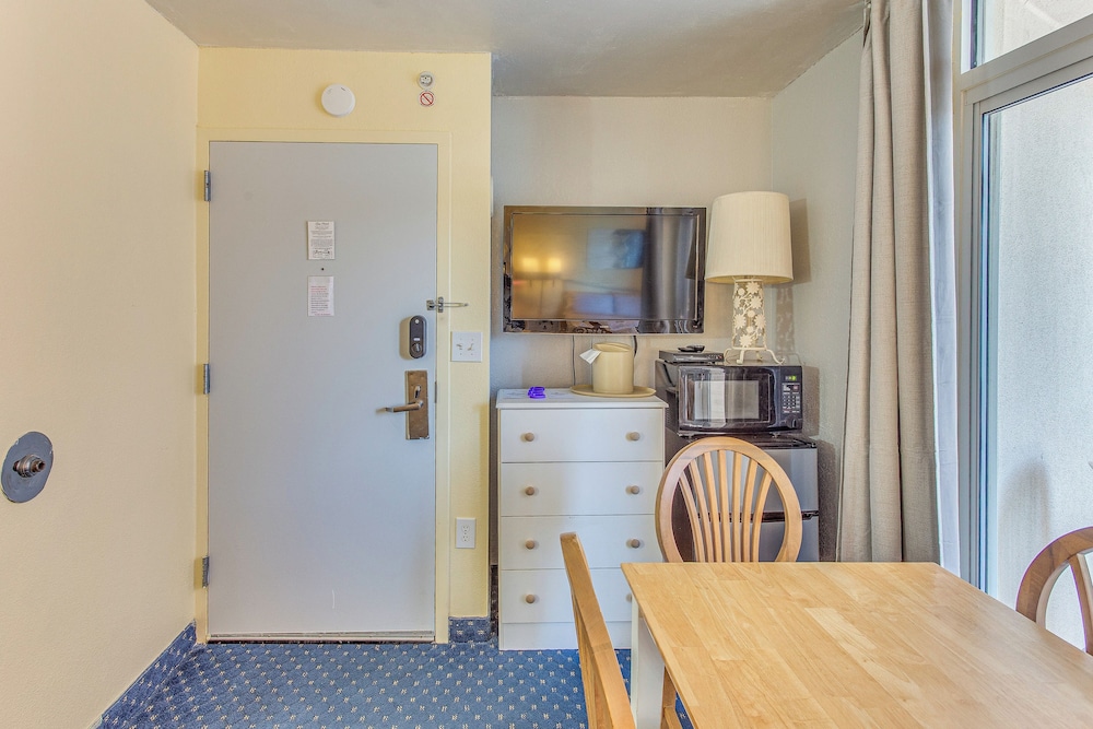 Steps to Beach: Bay Watch Resort Studio - photo 7
