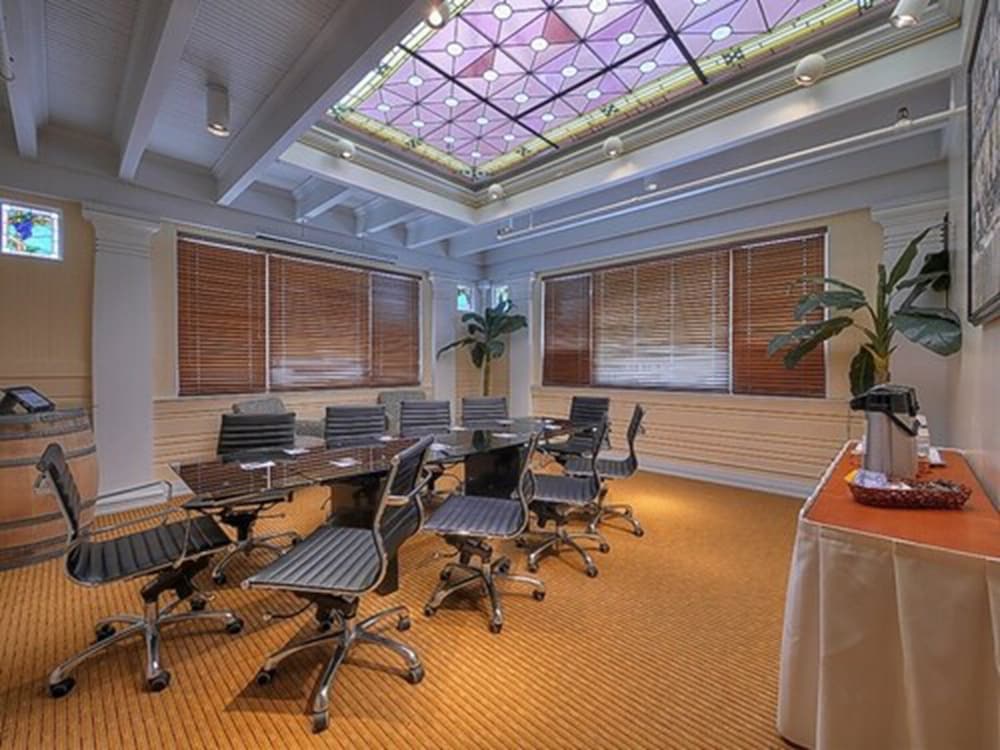 Executive Hotel Vintage Court - photo 37