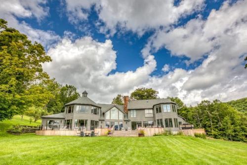 Berkshire Vacation Rentals: The Brookman: Renovated 6000 SF Estate On 40 Acres — 4-Star Luxury Hotel in Williamstown, United States