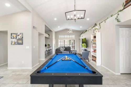 Stylish Mid Century 4br Escape With Pool Luxe Vibes — Phoenix
