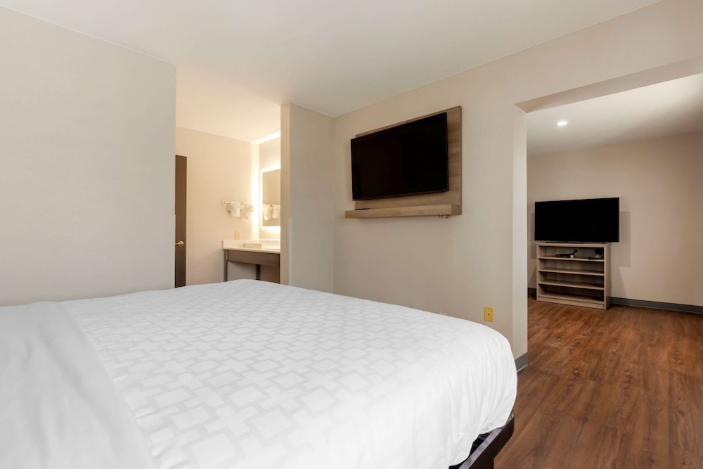 Red Roof Inn & Suites Tomah - photo 17