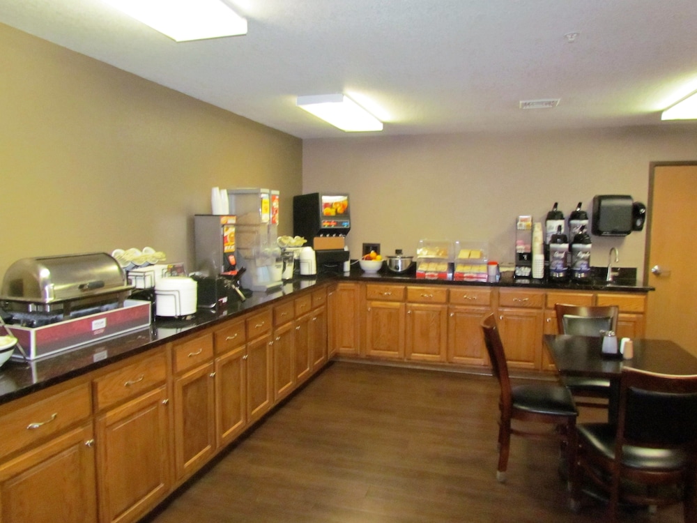 Oak Hill Inn & Suites - photo 59