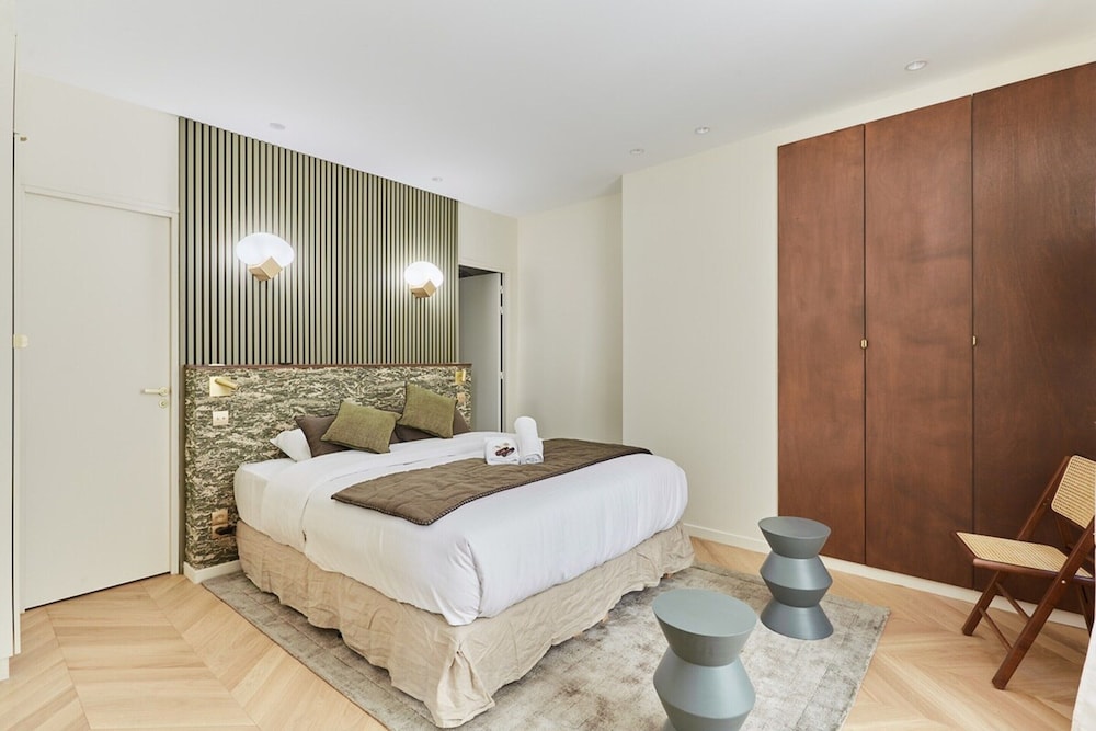Superb Apartement Champs Elysee saint Honore — 4-Star Luxury Hotel in Paris, France