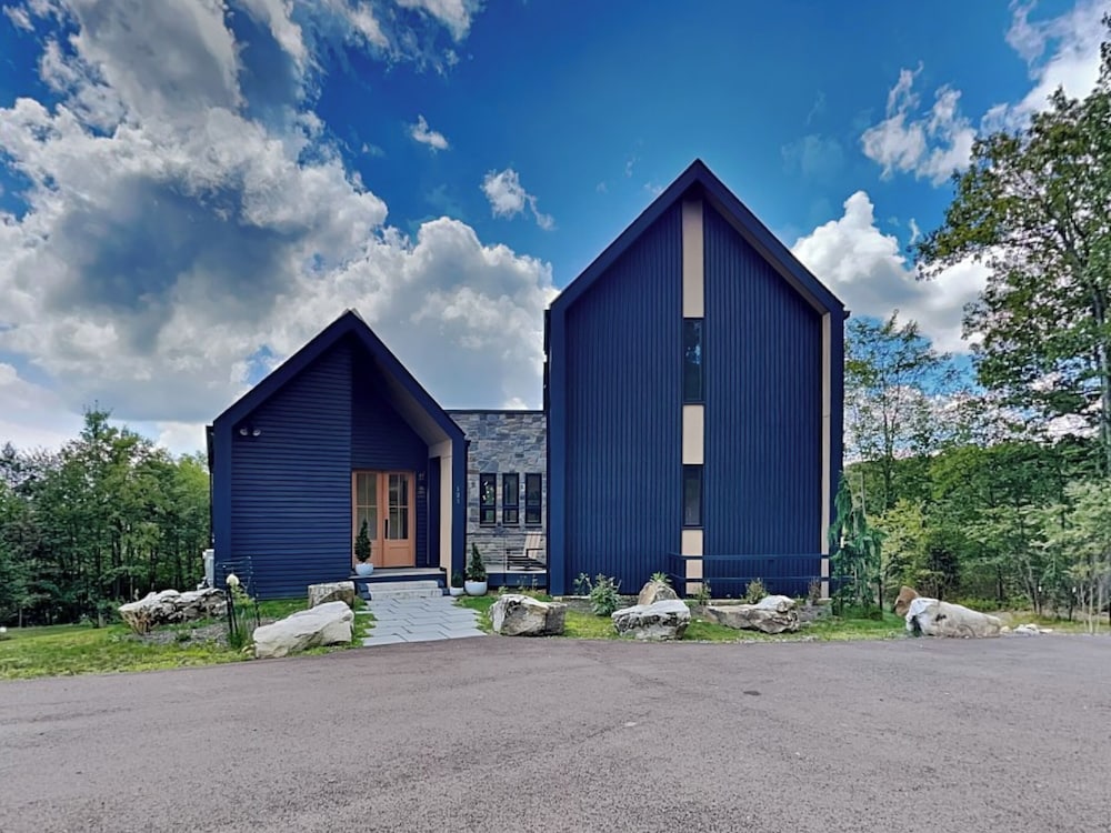 Black Swan by Taylor Made Deep Creek in Mchenry, United States