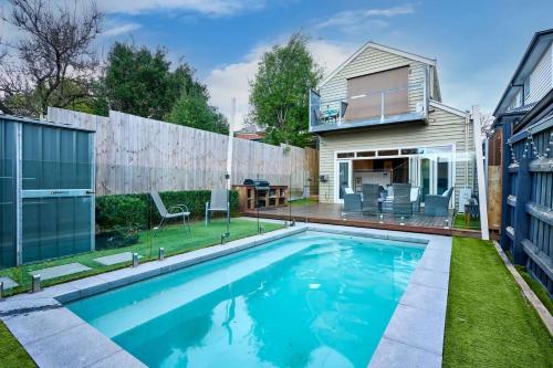 Bowen Street Family Retreat with Pool in Melbourne, Australia