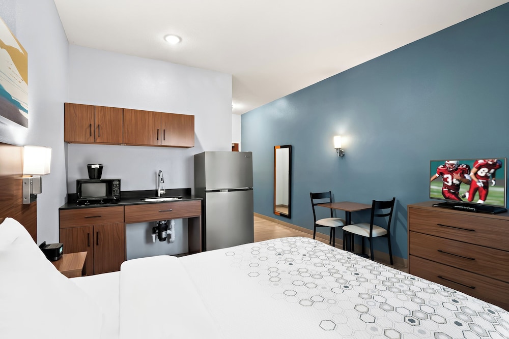 HomeTowne Studios by Red Roof East Lansing Okemos - photo 9