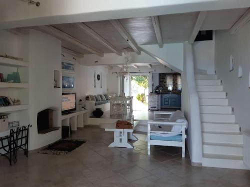 Villa Mykonos — 4-Star Luxury Hotel in Agioi Theodoroi, Greece