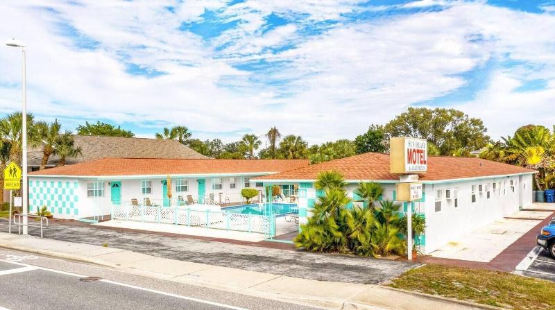 Sun Island Motel - photo 8