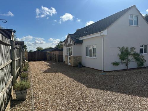 Old Groom's Cottage — 5-Star Luxury Hotel in Witney, United Kingdom