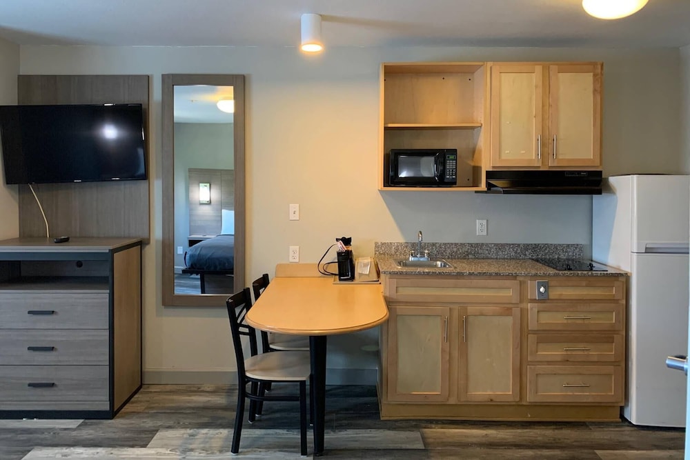 Suburban Studios near Panama City Beach - photo 13