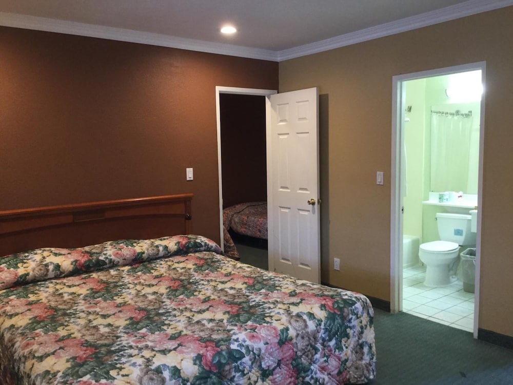 Beverly Inn - photo 20