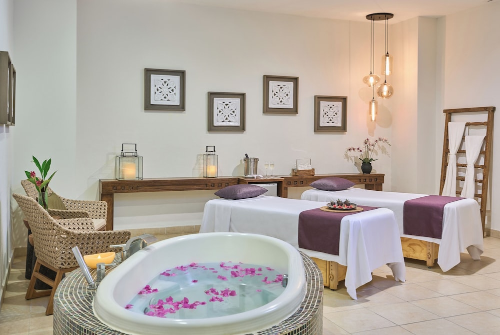 Indoor spa tub