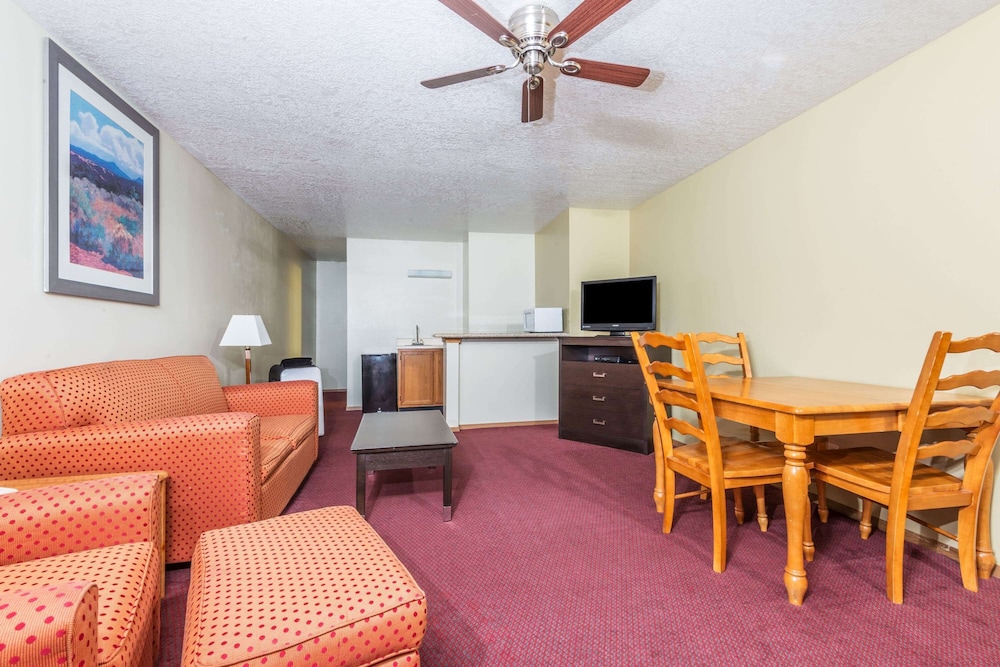 Days Inn by Wyndham Pueblo - photo 9