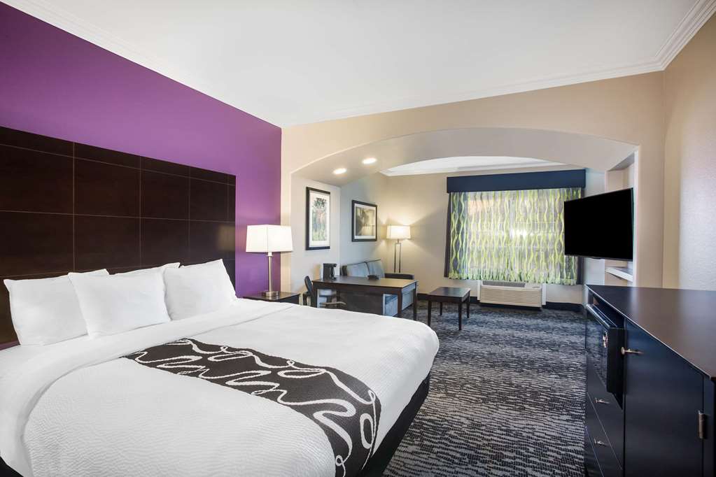 La Quinta Inn & Suites by Wyndham Columbus TX - photo 31