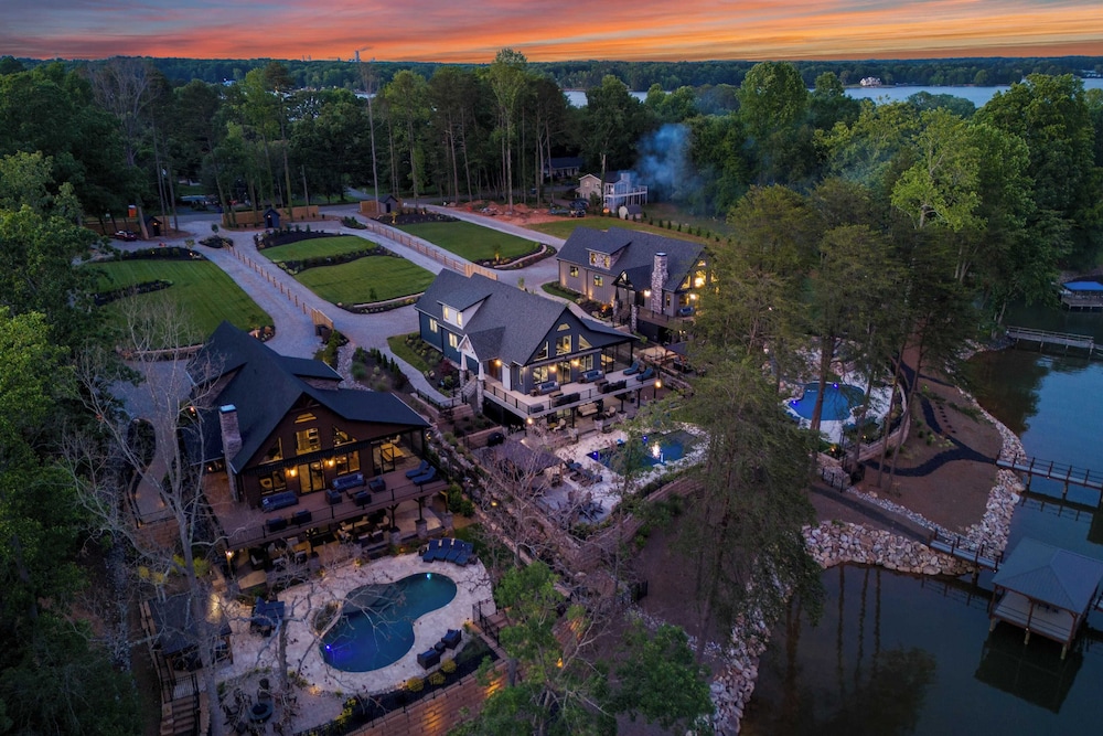 The Lodges Avantstay Lakefront Sleeps 66 Pools Docks Theaters Views — hotel in Sherrills Ford