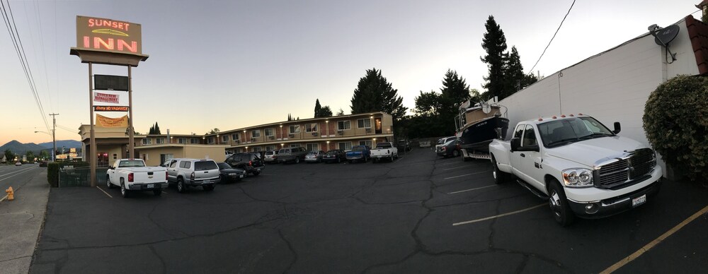 Sunset Inn - carbon neutral hotel in Grants Pass