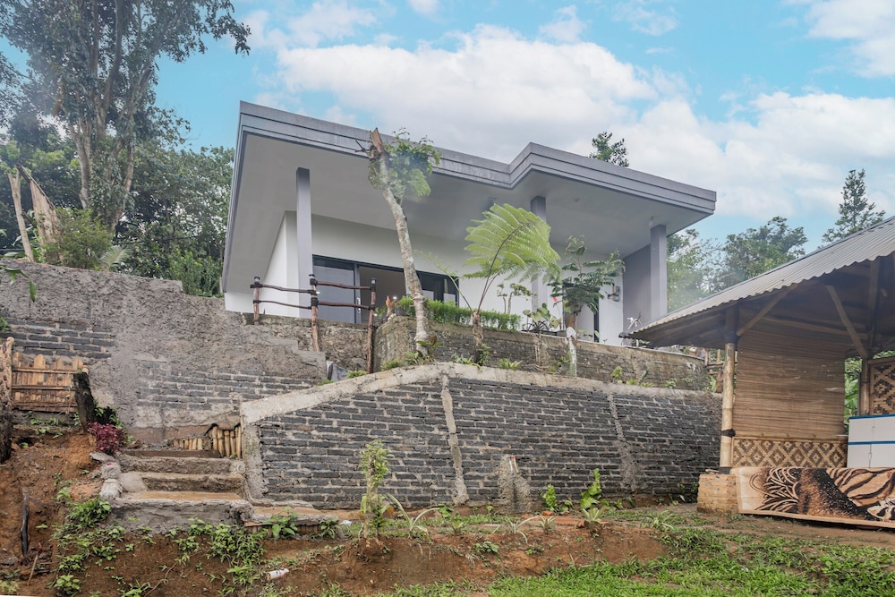OYO 94049 Pondok Accilia