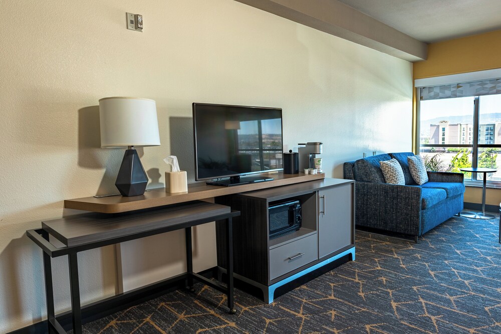 Holiday Inn & Suites Oakland Airport by IHG - photo 12